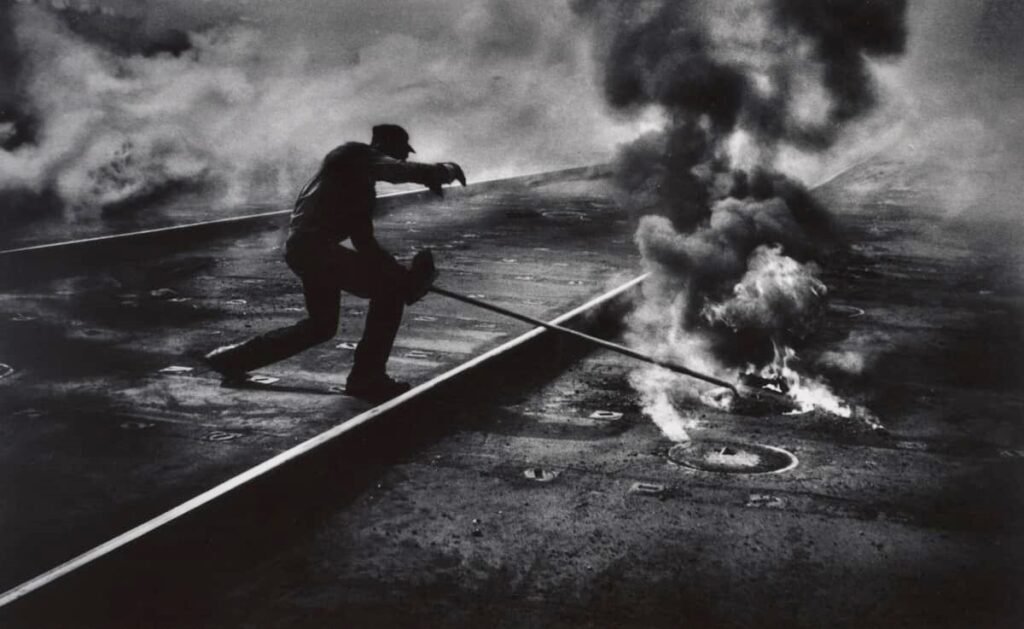 56. William Eugene Smith: l' Arte della "narrazione fotografica" 14 Flaming coke con un gesto estremo un operaio cerca di spegnere un incendio Pittsburg 1955 Foto William Eugene Smith