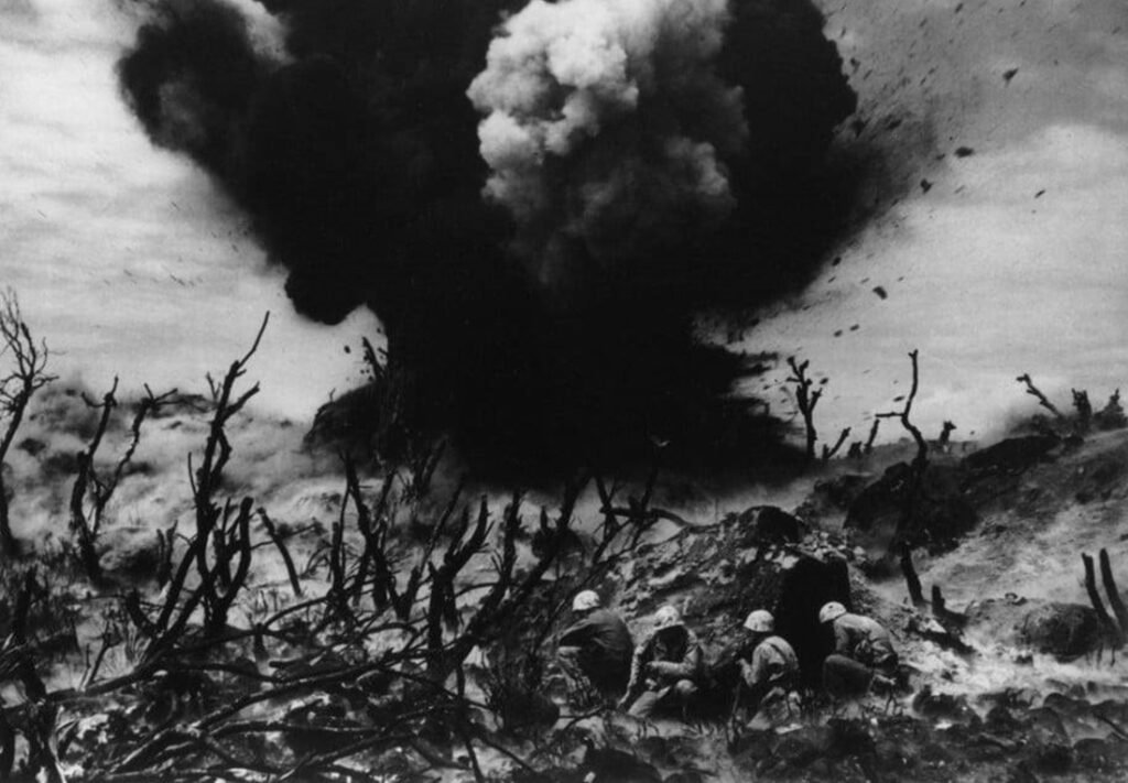 56. William Eugene Smith: l' Arte della "narrazione fotografica" 3 La battaglia di Iwo Jima Marines americani fanno esplodere una bomba Febbraio 1945. 1