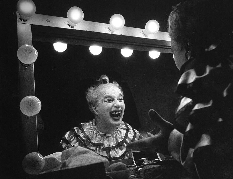 56. William Eugene Smith: l' Arte della "narrazione fotografica" 7 Lattore Charlie Chaplin allo specchio del camerino fa un ampio sorriso da clown sul set del suo film Limelight . 1952 Foto William Eugene Smith