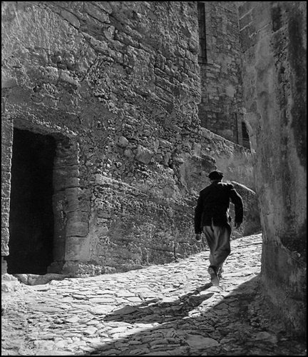 17.Walking in Back Lighting Provence 1955 Kees Scherer Copia