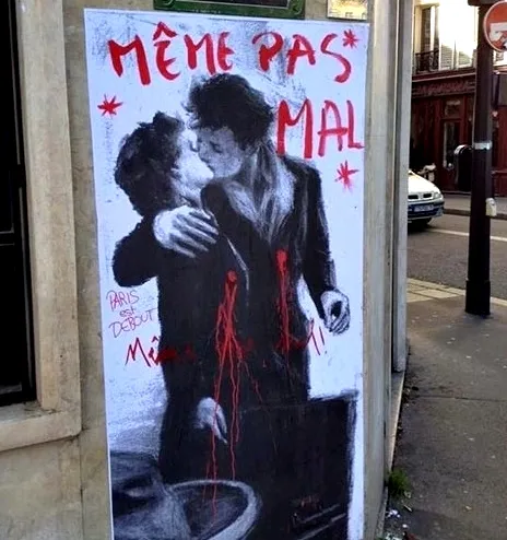 Il bacio allHotel de Ville a Parigi 2015 dopo gli attentati terroristici