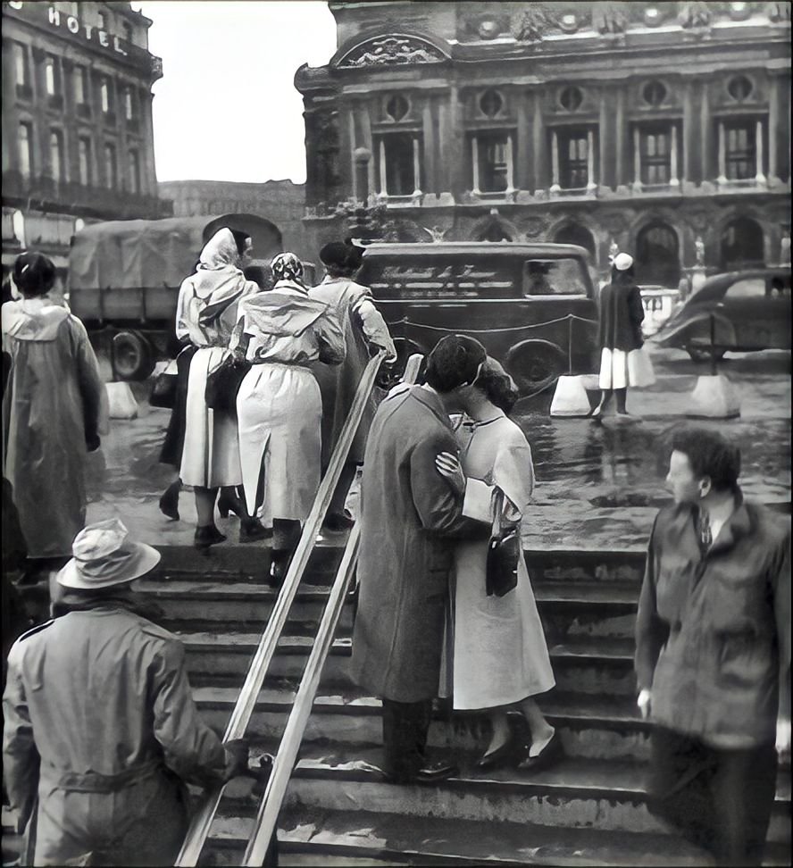 7. Robert Doisneau - Il "Bacio all'Hotel de Ville" ......e altri baci. 10 robert doisneau bacio all hotel de ville bestphotohistory 2 1