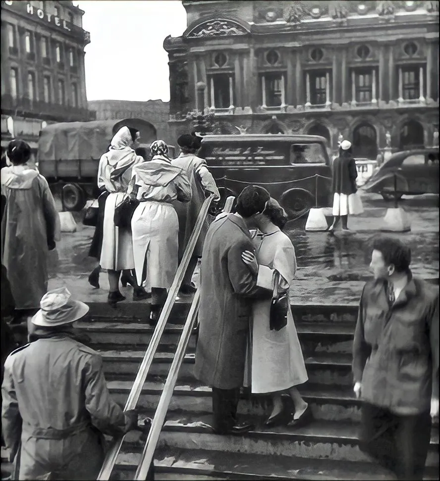 robert doisneau bacio all hotel de ville bestphotohistory 2 1