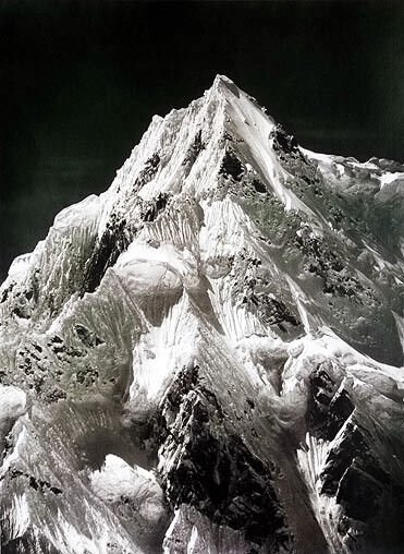 118 . Vittorio Sella - Le prime fotografie ad Alta Quota 8 10.Il monte Siniolchun visto dal ghiacciaio di Zemu. Himalaya Siniolchun 1909 vittorio sella best photo history