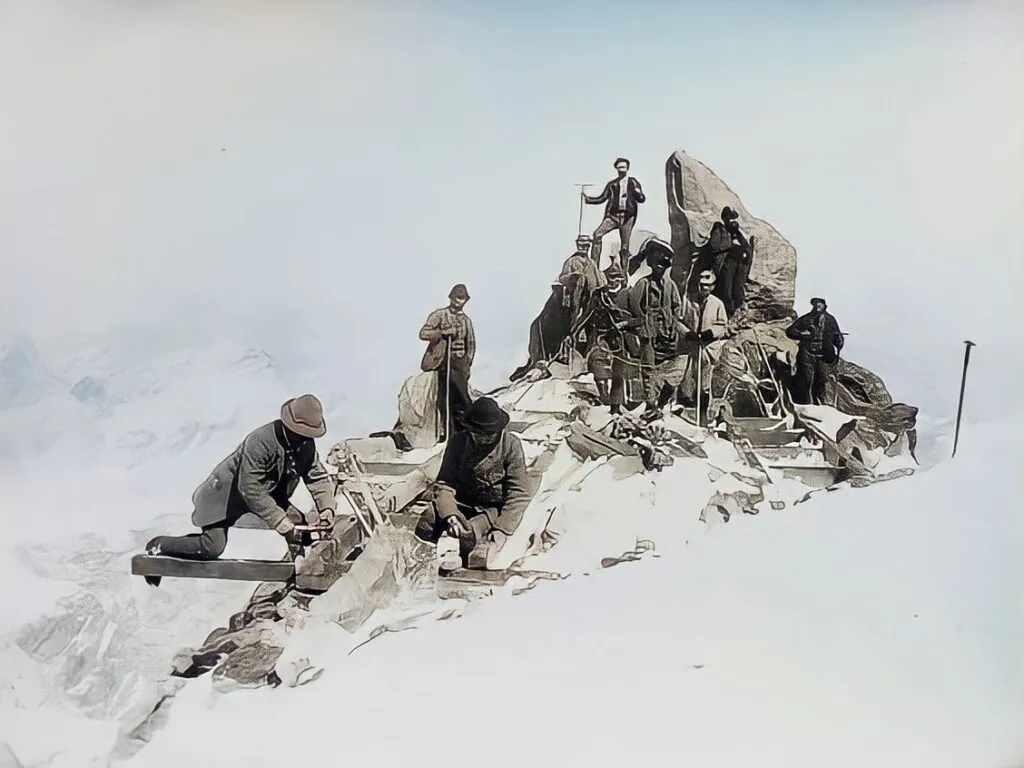 118 . Vittorio Sella - Le prime fotografie ad Alta Quota 12 12. posa delle travi per il basamento della capanna. 15 9 1892. vittorio sella best photo history
