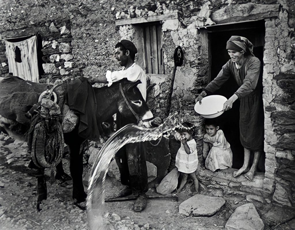56a. "Spanish Village" - William Eugene Smith Reportage 22 18.articolo spanish village william eugene smith best photo history
