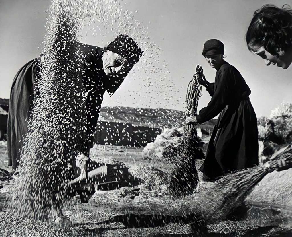 56a. "Spanish Village" - William Eugene Smith Reportage 25 22.articolo spanish village william eugene smith best photo history 3