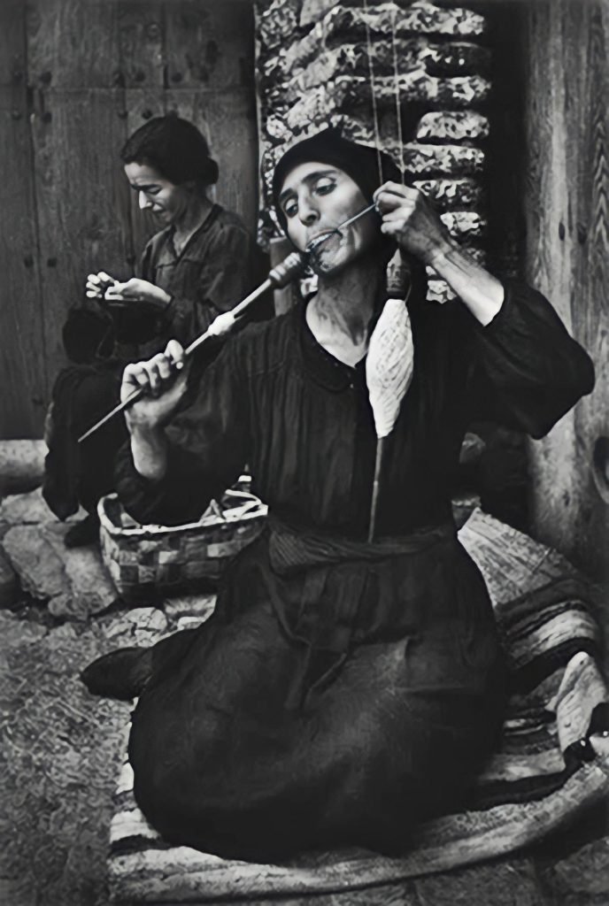 56a. "Spanish Village" - William Eugene Smith Reportage 28 29.articolo spanish village william eugene smith best photo history