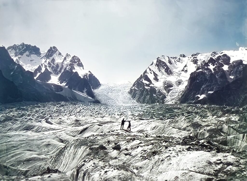 118 . Vittorio Sella - Le prime fotografie ad Alta Quota 4 4.Two men onthe Karagom Glacier Caucasus 1890 vittorio sella articolo best photo history