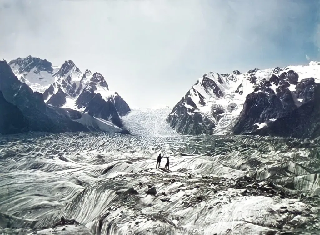118 . Vittorio Sella - Le prime fotografie ad Alta Quota 4 4.Two men onthe Karagom Glacier Caucasus 1890 vittorio sella articolo best photo history