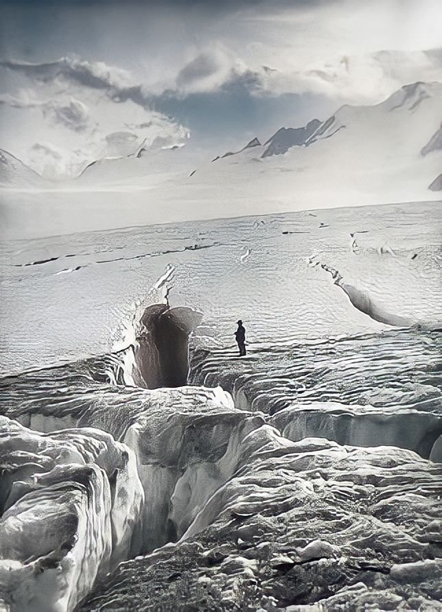118 . Vittorio Sella - Le prime fotografie ad Alta Quota 19 Crevasse on the Aletsch Glacier Alps. July 181884 vittorio sella articolo best photo history