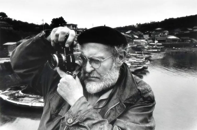 1. William Eugene Smith a Minamata. Foto di Takeshi Ishikawa . Articolo Best Photo History 1