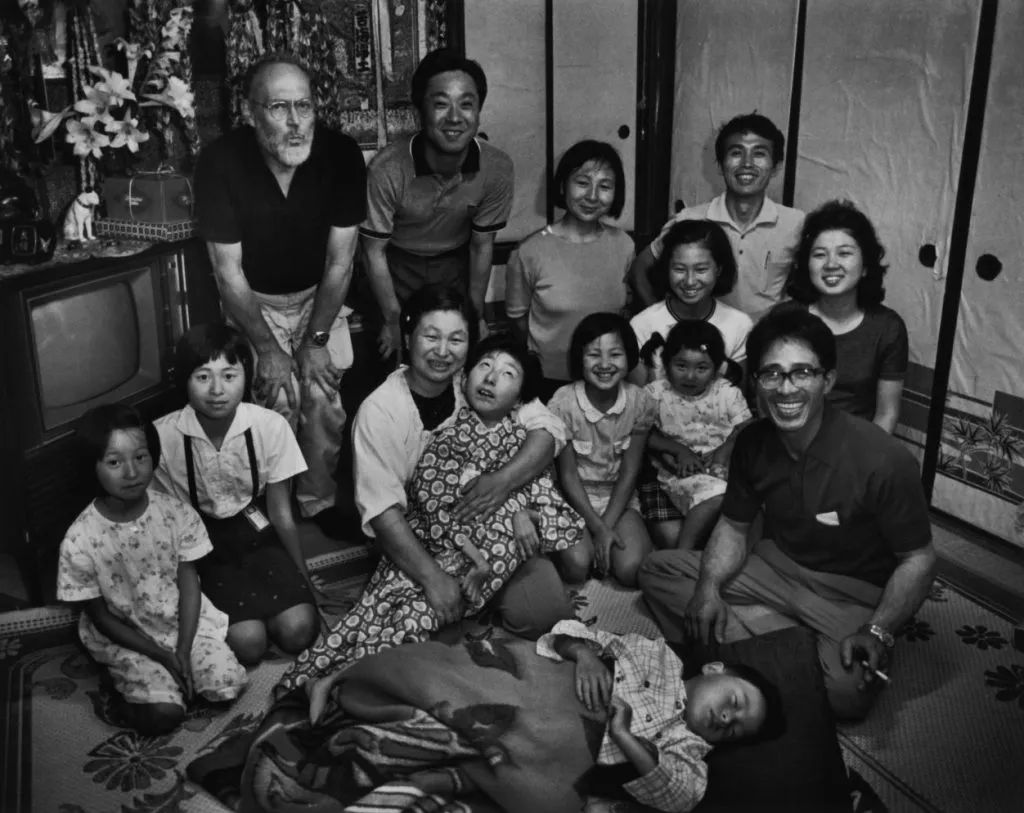 16. W.E.Smith con alcune famiglie di Minamata