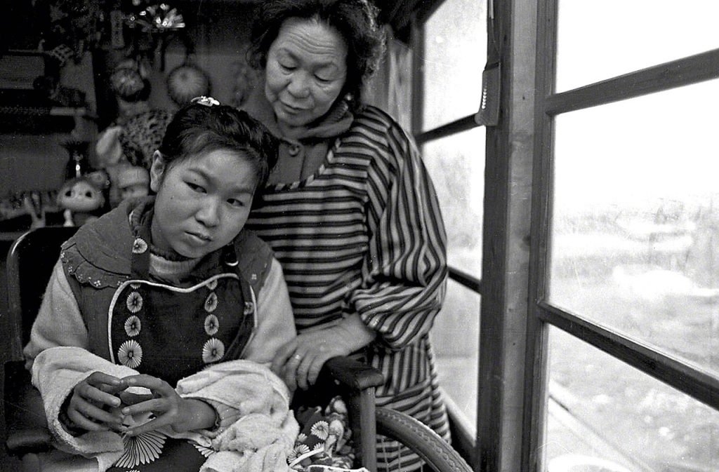 56b. “Minamata” – William Eugene Smith Reportage 27 23c.Tanaka Jitsuko con sua madre nle 1971. Fotoinedita di Ishikawa Takeshi pubblicata nel 2008