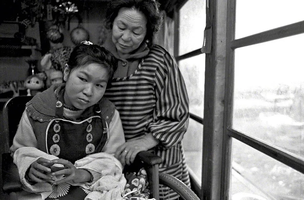 23c.Tanaka Jitsuko con sua madre nle 1971. Fotoinedita di Ishikawa Takeshi pubblicata nel 2008