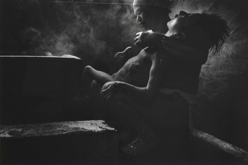 56b. “Minamata” – William Eugene Smith Reportage 29 24.Tomoko Uemura viene bagnata da sua madre. foto William Eugene Smith