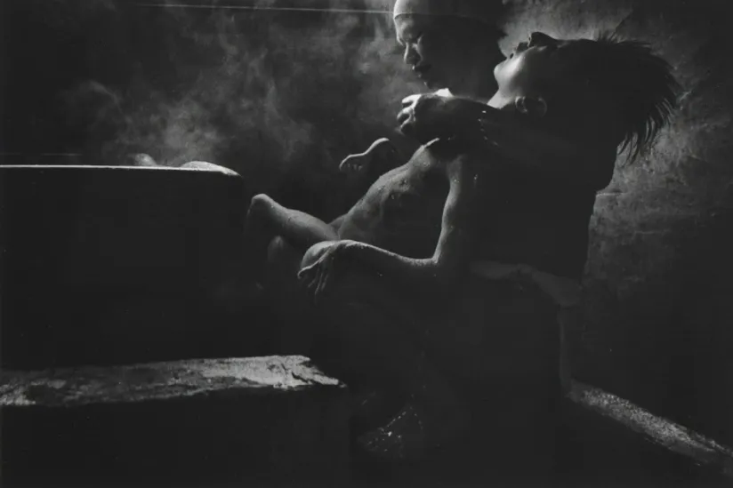 24.Tomoko Uemura viene bagnata da sua madre. foto William Eugene Smith
