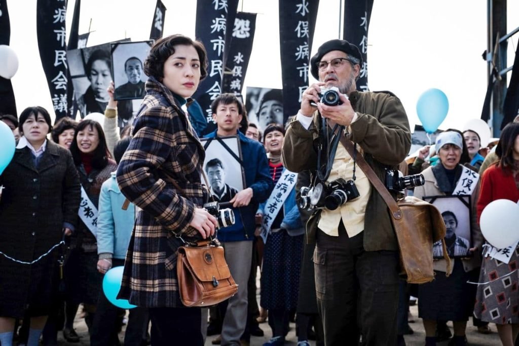 56b. “Minamata” – William Eugene Smith Reportage 22 27.Una scena del film Minamata con Jonny Depp 2020