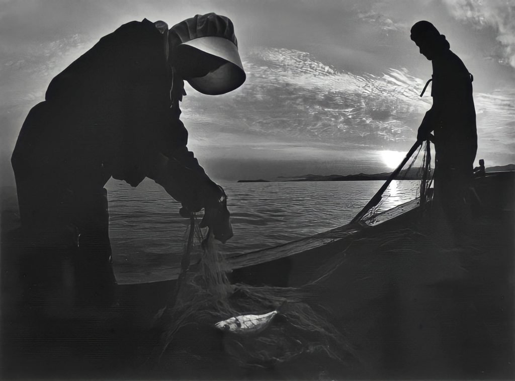 56b. “Minamata” – William Eugene Smith Reportage 3 3.Pescatori nella Baia di Minamata. Foto di W.E.Smith articolo Best Photo History