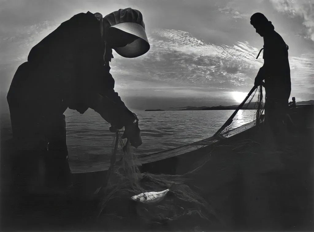 3.Pescatori nella Baia di Minamata. Foto di W.E.Smith articolo Best Photo History