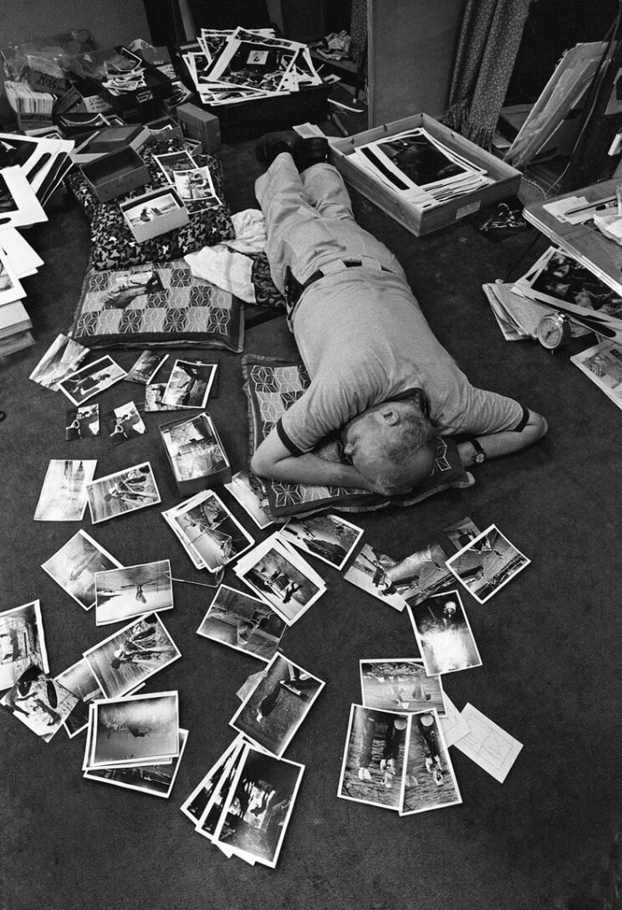 56b. “Minamata” – William Eugene Smith Reportage 32 31.1974 Minamata Giappone W. Eugene Smith si riposa mentre modifica le sue stampe