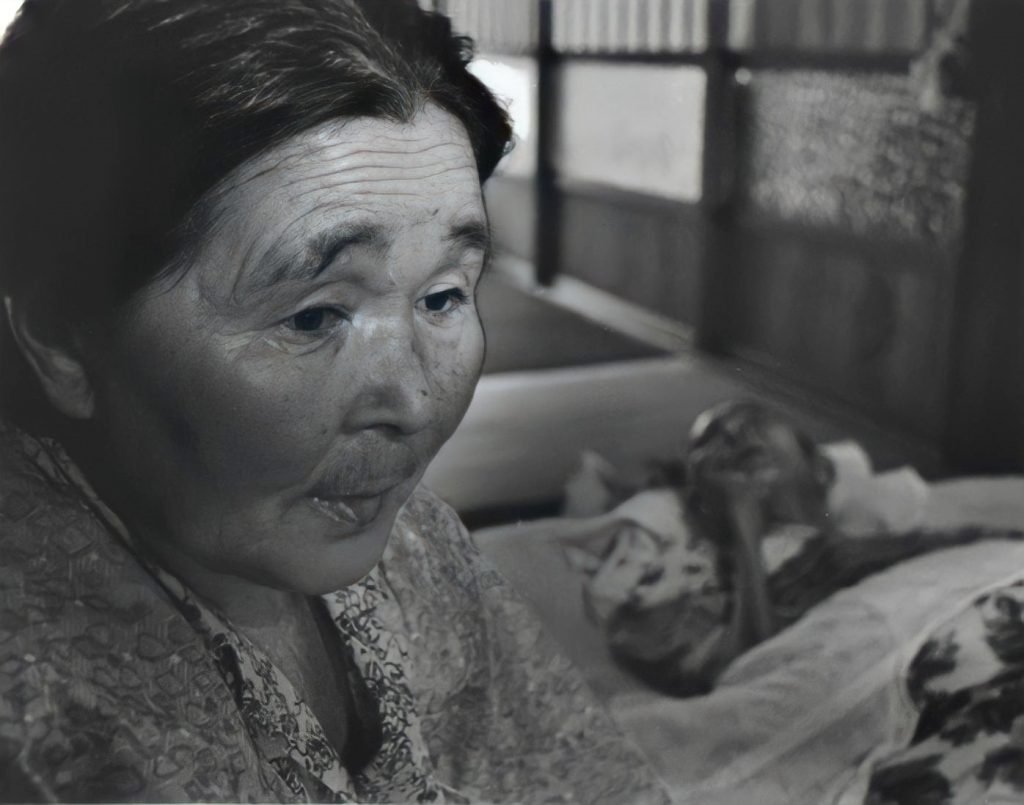 56b. “Minamata” – William Eugene Smith Reportage 8 8.una donna di Minimata assiste il marito colpito dalla malattia. Foto W.E.Smith