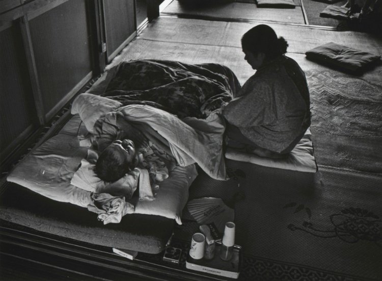 56b. “Minamata” – William Eugene Smith Reportage 9 Una madre assiste il figlio colpito dalla malattia di Minamata (1971) . Foto di William Eugene Smith