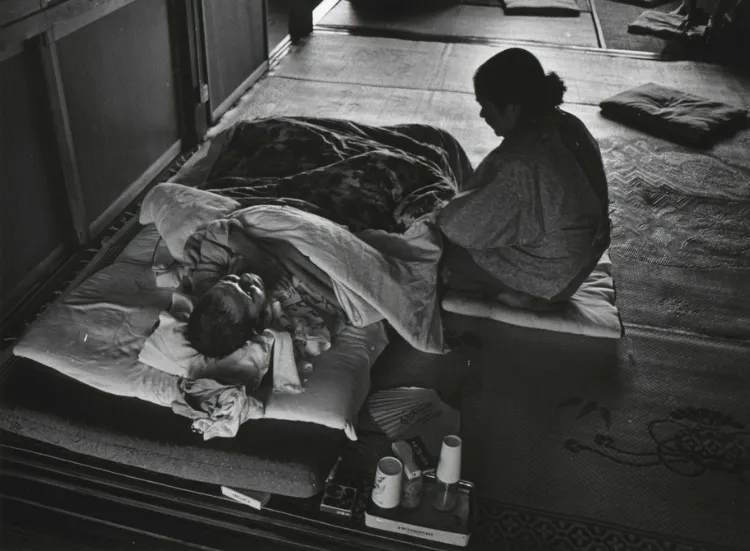 Una madre assiste il figlio colpito dalla malattia di Minamata (1971) . Foto di William Eugene Smith