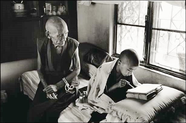 110. Nicholas Vreeland - Un Monaco con la Fotocamera 12 16.Gen Pagdo teaching Lama Chunchun to read