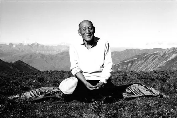 25.Khyongla Rinpoche on His Mountain Dagyab Tibet 2003