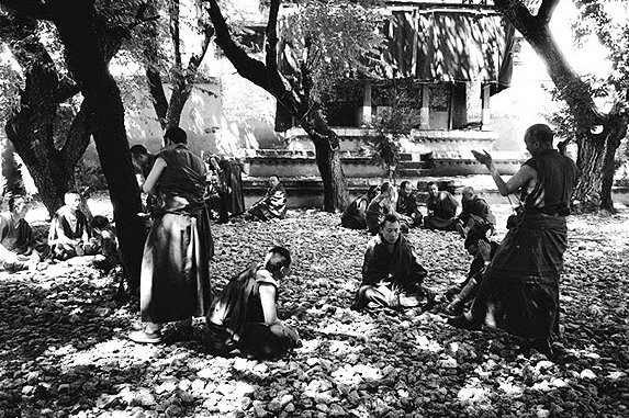 110. Nicholas Vreeland - Un Monaco con la Fotocamera 24 5.articolo nicholas vreeland best photo history. Debate Sera Monastery Lhasa Tibet 2003 1