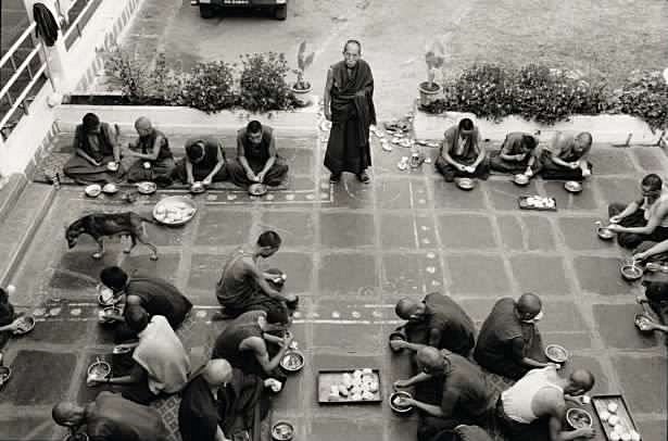 110. Nicholas Vreeland - Un Monaco con la Fotocamera 9 9.Rato monks dining. articolo nicholas vreeland best photo history