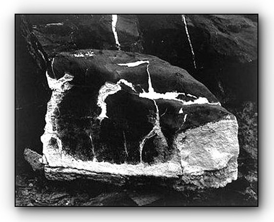 172. Minor White - La Teoria dell'Equivalenza 22 19.White Substance Creating Design in Middle of Rock 1959 Minor White Photo