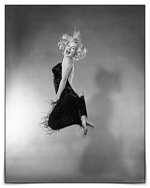 14a. Philippe Halsman- "Jumpology: Il Volo della Spontaneità" 5 5.Marilyn Monroe. New York City. USA. 1959 Phillippe