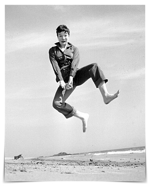 14a. Philippe Halsman- "Jumpology: Il Volo della Spontaneità" 7 7.shirley maclaine Phillippe Halsman Jumpology