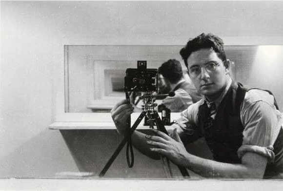 23. Arnold Newman – Il Ritratto Ambientato 1 1.Arnold Newman self portrait c. 1940