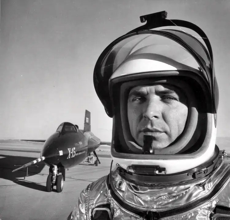 23a. 50 Ritratti Iconici firmati Arnold Newman, il Maestro del Ritratto Ambientato. 11 11.Major Robert Michael White. American electrical engineer test pilot fighter pilot. Arnold