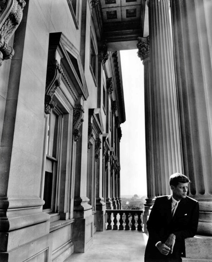 23. Arnold Newman – Il Ritratto Ambientato 15 15.senator John F.Kennedy Washington DC 1953