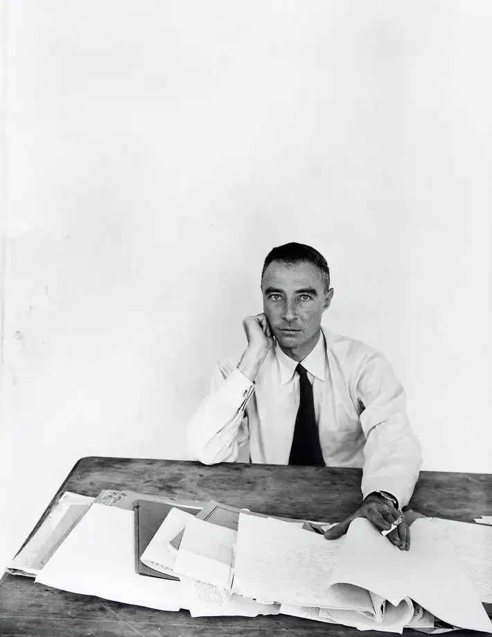 23. Arnold Newman – Il Ritratto Ambientato 16 16.Robert Oppenheimer