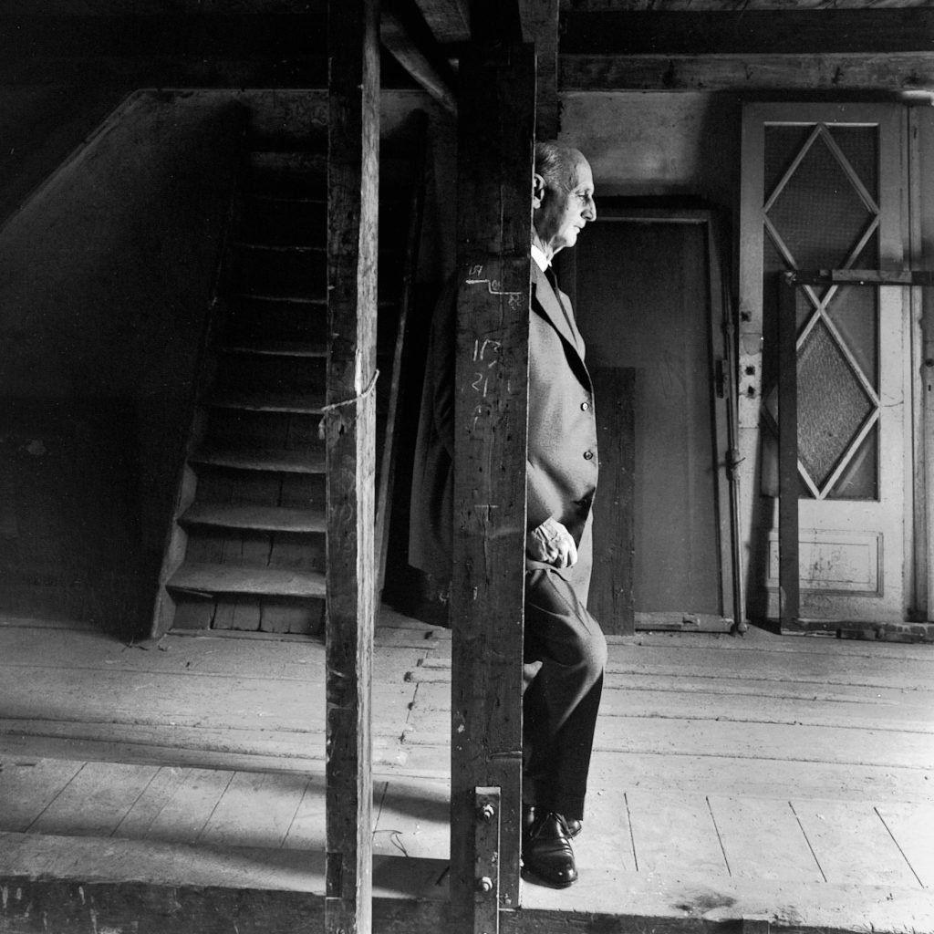 23. Arnold Newman – Il Ritratto Ambientato 21 21.Otto Frank Padre di Ann Frank 1960