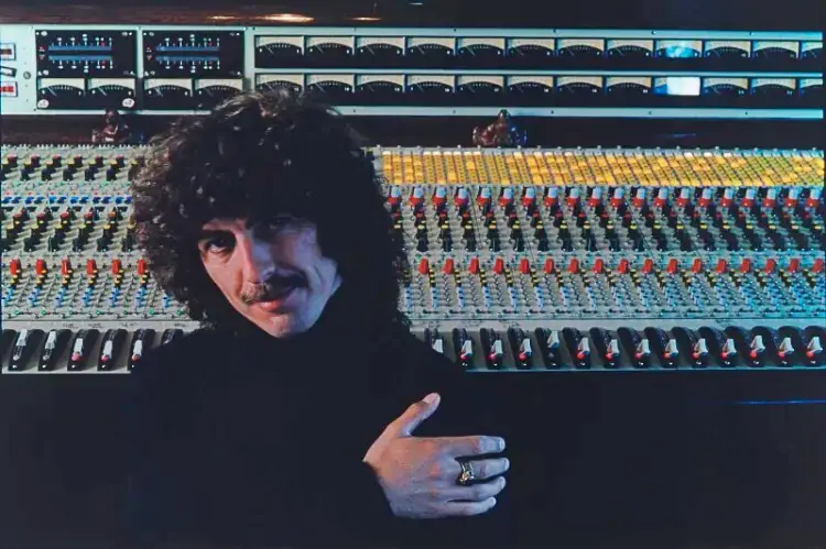 23. Arnold Newman – Il Ritratto Ambientato 27 27.George Harrison 1978