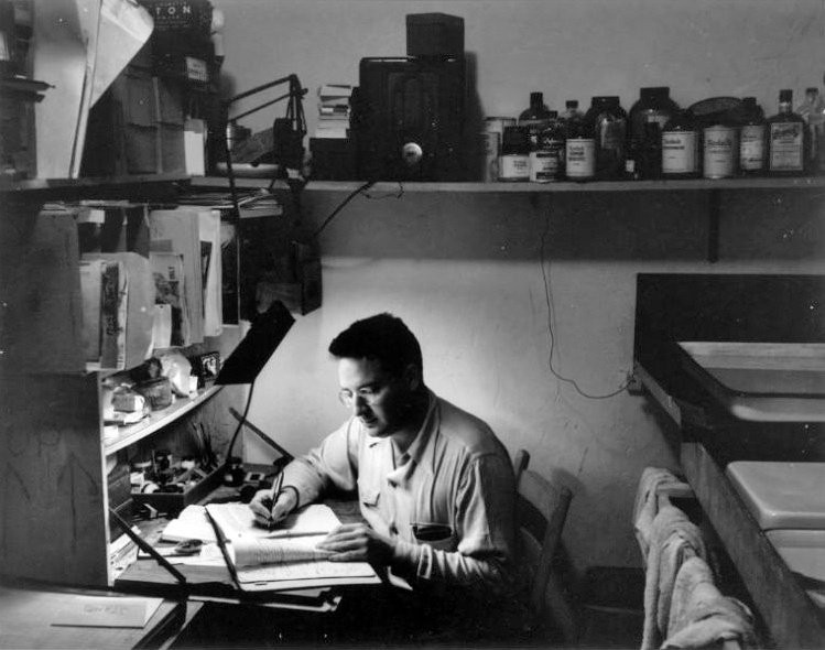 23b. Arnold Newman – Il volto dei Fotografi 28 32.Arnold Newman autoritratto nella sua camera oscura Miami Beach 1943