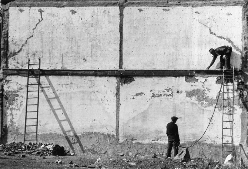 23. Arnold Newman – Il Ritratto Ambientato 3 4. Wall and Ladders Philadelphia. PA 1939 1