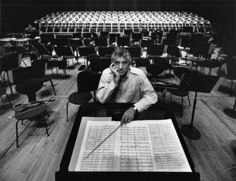 23a. 50 Ritratti Iconici firmati Arnold Newman, il Maestro del Ritratto Ambientato. 5 4.American Conductor leonard Bernstein Philharmonic Hall NY 1968 Arnold Newman photo