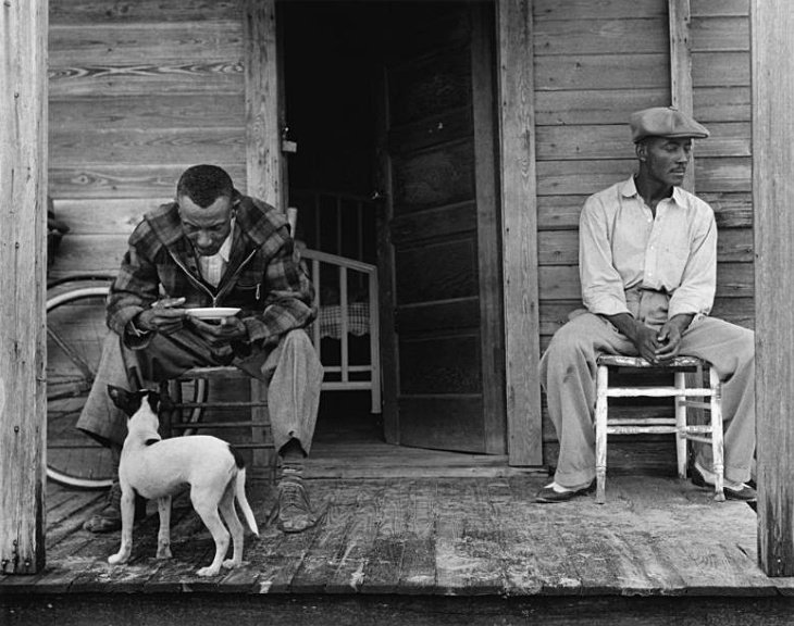 23. Arnold Newman – Il Ritratto Ambientato 4 5.Two Men on Porch West Palm Beach. FL 1941