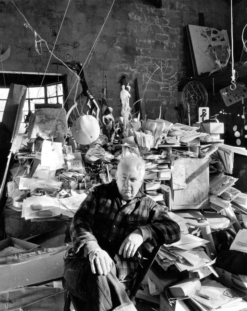 9.Lo scultore Alexander Calder nel suo Studio 1957