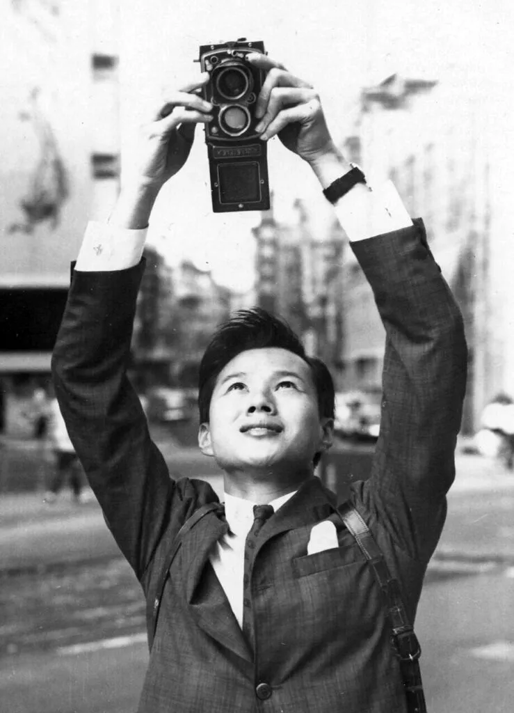1.Il giovane Fan Ho con la sua Rolleiflex per le strade di Hong Kong