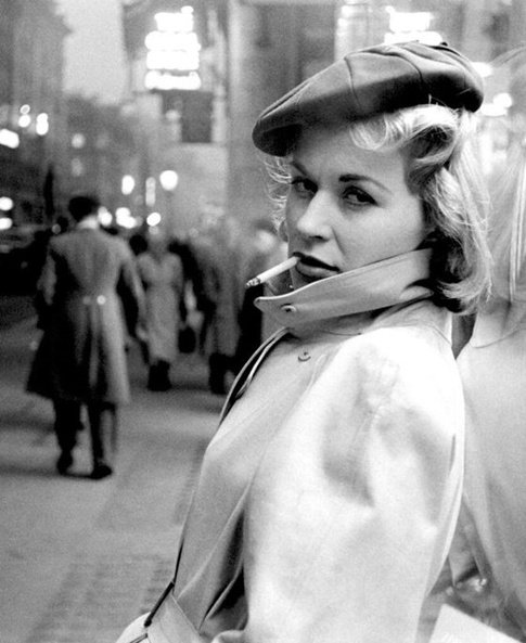 170.Thurston Hopkins - Lo sguardo umano della fotografia britannica 10 10.Lattrice austriaca Julia Arnall appoggiata alla vetrina di un negozio mentre fuma una sigaretta 27 febbraio 1956.Thurston Hopkins foto