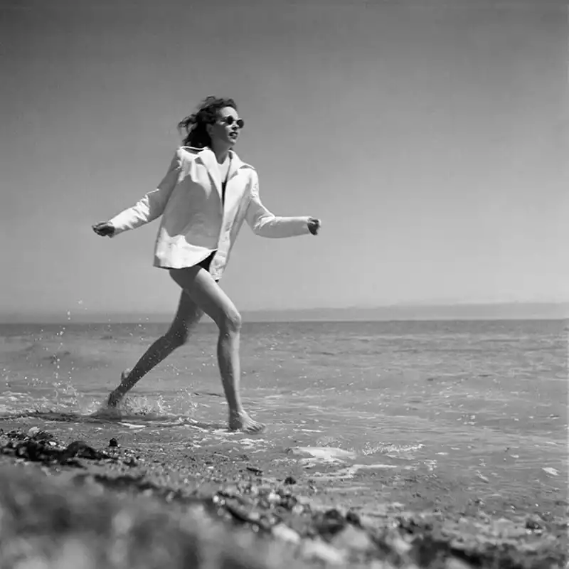 40. Norman Parkinson – L’Occhio Eccentrico della Moda 12 12.Diana Nadin wearing a Fortnum Mason swimsuit for British Vogue July 1945 Norman Parkinson foto