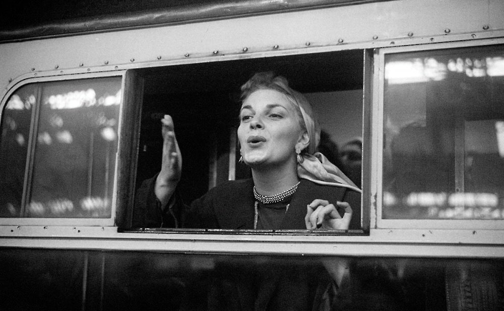 169. Grace Robertson - Reportage iconici sulla vita reale e la quotidianità 13 13.Bluebell Girl Leaves For Milan 1952 Grace Robertson